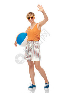休闲,暑假人们的微笑的少女戴着太阳镜,白色背景上沙滩球微笑的十几岁女孩戴着太阳镜带着沙滩球图片