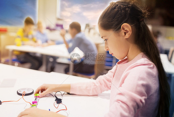 教育,儿童,技术,科学人的快乐女孩建筑机器人学校课程机器人学校快乐女孩建造机器人图片