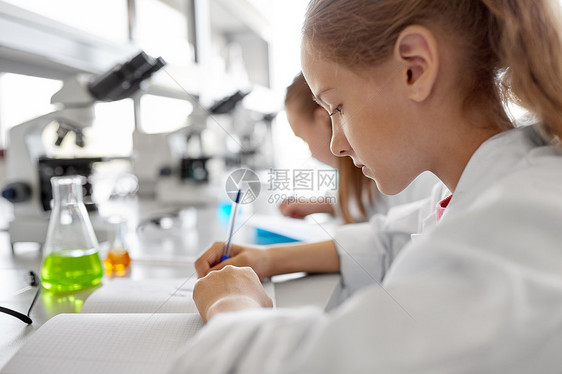 教育科学儿童学校实验室学化学的女孩的特写写作练册学校实验室学化学的女孩图片