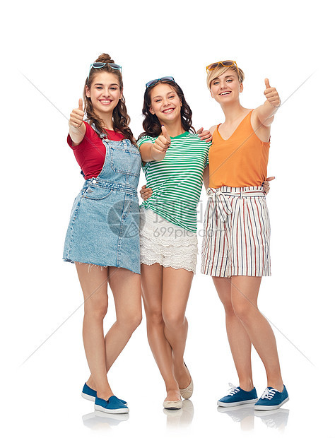 友谊人的群快乐的女微笑的朋友白色的背景上竖大拇指快乐的女朋友竖大拇指图片