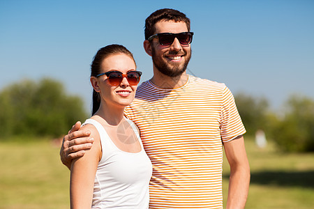 人关系的快乐的夫妇太阳镜户外夏天夏天户外戴太阳镜的幸福夫妇图片