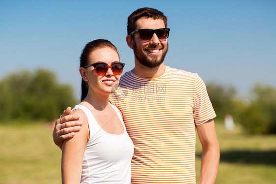 人关系的快乐的夫妇太阳镜户外夏天夏天户外戴太阳镜的幸福夫妇图片