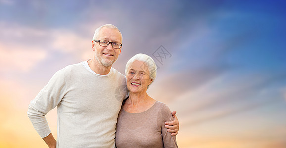老,旅游,旅游人的幸福的老夫妇拥抱夜空背景幸福的老夫妇拥抱夜空图片