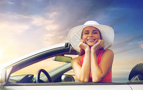 旅行,公路旅行人们的快乐的轻女人戴着太阳帽敞篷车夜空背景快乐的轻女人敞篷汽车上空图片