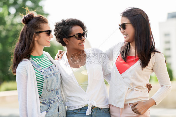 女友谊,夏天眼镜快乐的轻女户外戴太阳镜快乐的轻女人户外戴太阳镜图片