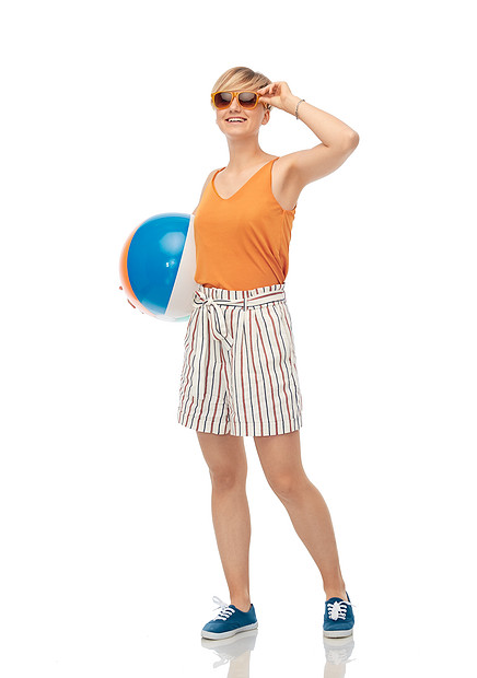 休闲,暑假人们的微笑的少女戴着太阳镜,白色背景上沙滩球微笑的十几岁女孩戴着太阳镜带着沙滩球图片