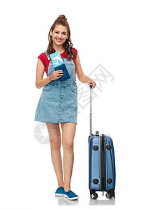 旅游,暑假假期快乐的十几岁女孩带着旅行袋白色背景的机票带旅行袋机票的十几岁女孩图片