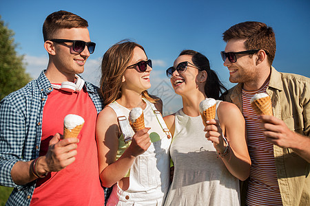 友谊休闲人的群微笑的朋友夏天户外吃冰淇淋群微笑的朋友户外吃冰淇淋图片