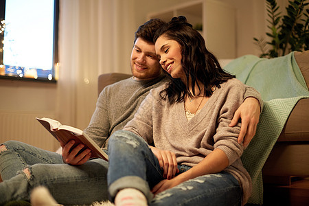 休闲,潮格人们的快乐夫妇家里阅读书籍快乐的夫妇家看书图片