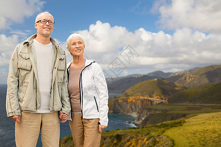 老,旅游,旅游人的快乐的老夫妇牵着手加州大海岸的比克斯比溪大桥背景快乐的老夫妇大海岸图片