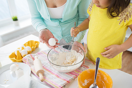 家庭,烹饪,烘焙人们的亲密的母亲小女儿与粉,鸡蛋搅拌家庭厨房母女家里厨房图片