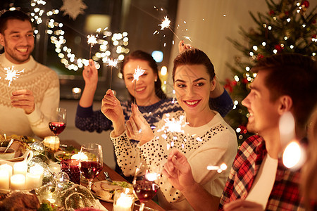 寒假人们的快乐的朋友与火花庆祝诞节家盛宴快乐的朋友家里庆祝诞节图片