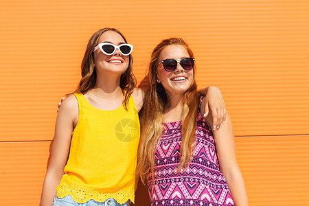 时尚,休闲人的微笑的十几岁女孩夏天的衣服拥抱户外十几岁的女孩穿着夏天的衣服拥抱户外图片
