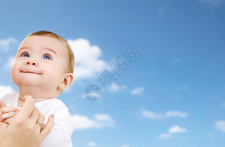 家庭,童人的亲密的甜蜜小婴儿与母亲移交天空背景用妈妈的手把可爱的小宝宝关来图片