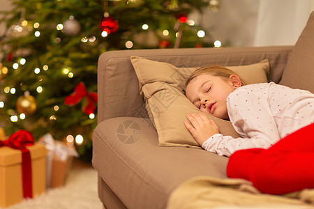 诞节,假期童的女孩睡沙发上家女孩诞节睡沙发上图片