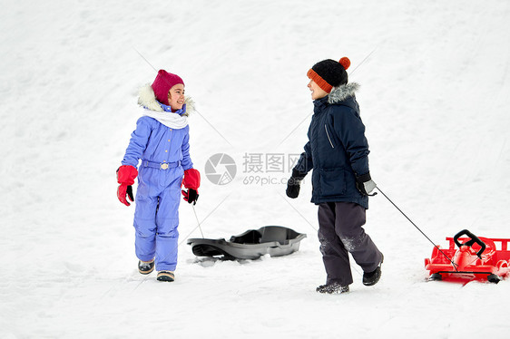 童,雪橇季节的快乐的孩子与雪橇冬天快乐的小孩子冬天带着雪橇图片