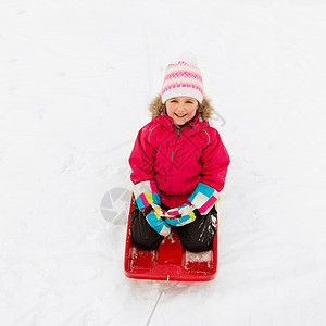 童,冬季休闲季节人携带雪橇与快乐的小女孩户外雪地快乐的女孩冬天骑雪橇图片