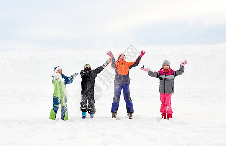 童,休闲季节的群快乐的孩子穿着冬天的衣服户外玩雪快乐的小孩子冬天户外玩耍图片