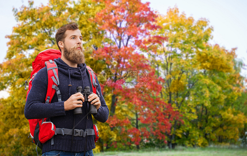 冒险,旅行,旅游,徒步旅行人的男人红色背包双目户外带背包双目的户外男人图片