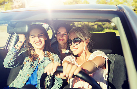 暑假,假期,旅行,公路旅行人们的快乐的十几岁女孩轻妇女开车快乐的十几岁的女孩轻的女人开车图片