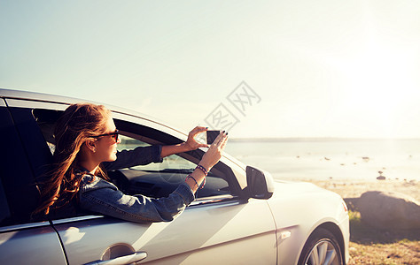 暑假,假期,旅行,公路旅行人们的快乐微笑的十几岁女孩轻的女人海边开车开车的快乐少女轻女子图片