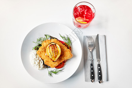 食物,新北欧美食,晚餐,烹饪烹饪包鱼片与酒石酱烤箱烤甜菜根番茄沙拉盘子里餐厅桌子上的鱼沙拉杯饮料图片
