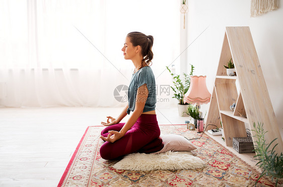 正念,灵健康的生活方式妇女冥想莲花姿势瑜伽工作室女人瑜伽工作室冥想莲花姿势图片