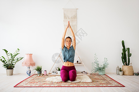 正念灵健康的生活方式女瑜伽工作室冥想女人瑜伽工作室冥想图片