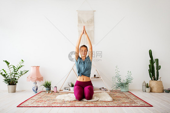 正念灵健康的生活方式女瑜伽工作室冥想女人瑜伽工作室冥想图片