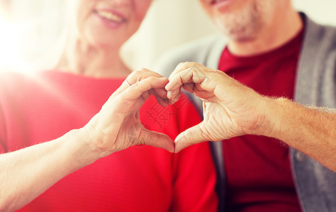 关系,爱老人的亲密的老夫妇手心手势特写老夫妇手心标志背景图片