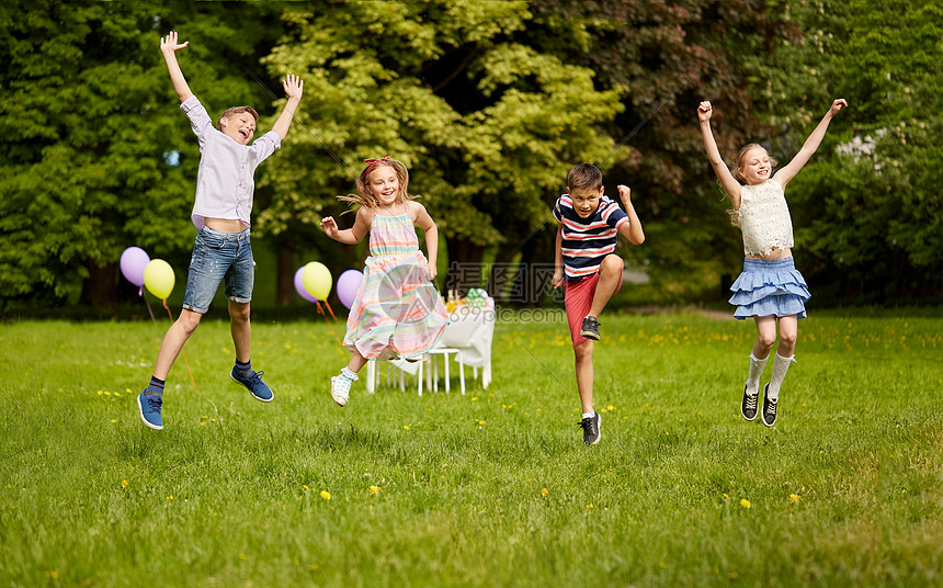 ‘~假期,童庆祝快乐的孩子玩得开心,夏季公园的生日聚会上跳跃快乐的孩子夏天公园的生日聚会上  ~’ 的图片