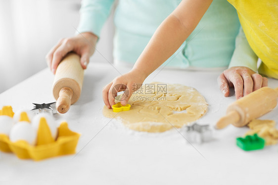 家庭,烹饪人的母亲小女儿用模具家里厨房用饼干母亲女儿家饼干图片