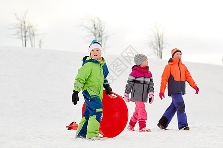 童,雪橇季节群快乐的孩子冬天户外玩雪橇快乐的小孩子冬天户外图片