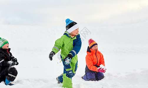 童,休闲季节的群快乐的孩子穿着冬天的衣服户外玩雪快乐的小孩子冬天户外玩耍图片