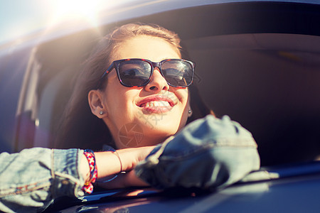 暑假,假期,旅行,公路旅行人们的快乐微笑的十几岁女孩轻的女人车里开车的快乐少女轻女子图片