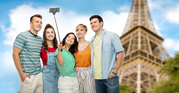 旅行,旅游技术群快乐的微笑朋友埃菲尔铁塔背景下智能手机自拍朋友们埃菲尔铁塔上自拍图片