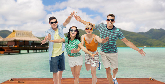 旅游,旅游暑假的群快乐的微笑朋友戴着太阳镜,宝拉博拉的背景下玩得很开心戴太阳镜的朋友波拉博拉玩得很开心图片