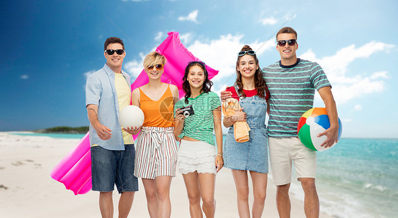 旅行,暑假旅游群快乐的微笑朋友戴着太阳镜,带球,排球,毛巾,相机漂浮床垫热带海滩背景法属波利尼西亚快乐的朋友图片