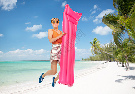 休闲,暑假海滩微笑的十几岁女孩戴着太阳镜跳着充气浮子床垫热带海滩背景法属波利尼西亚十几岁的女孩海滩上用浮子床垫图片