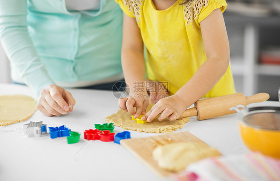 家庭,烹饪人的母亲小女儿用模具家里厨房用饼干母亲女儿家饼干图片