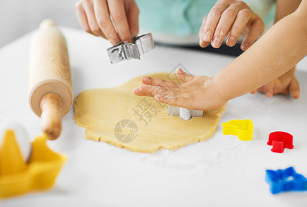 家庭,烹饪人的母亲小女儿用模具家里厨房用饼干母亲女儿家饼干图片