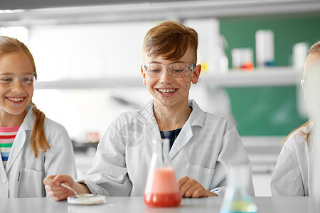 教育科学化学儿童学校实验室进行试管制作实验的儿童学生试管的孩子学校学化学图片