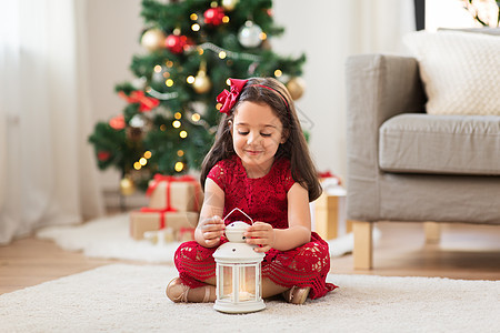 诞节,假期童的小女孩带灯笼家诞节家里灯笼的小女孩图片
