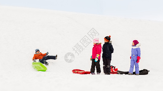 童,雪橇季节群快乐的孩子冬天带着雪橇快乐的小孩子冬天带着雪橇图片