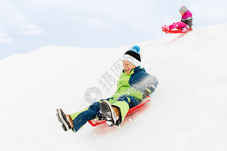 童,雪橇季节快乐的孩子们冬天乘雪橇滑下雪山快乐的孩子们冬天乘雪橇下山图片