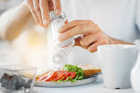 食物,饮食人的密切的男手调味早餐由盐厂用盐磨把男手调味食品图片