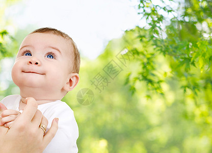 家庭,童人的亲密的甜蜜小女婴与母亲移交绿色的自然背景用妈妈的手把可爱的小宝宝关来图片