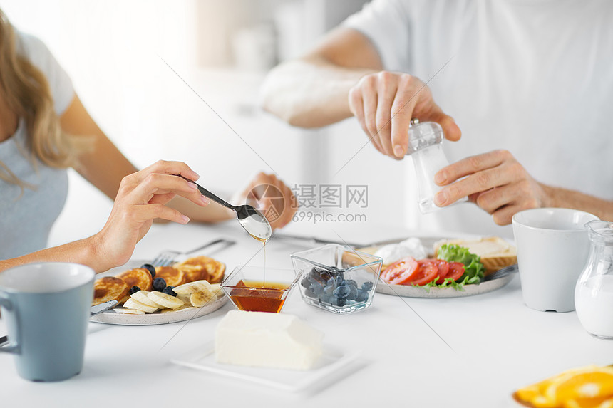 食物饮食亲密的夫妇家里吃早餐家里吃家里吃早餐图片