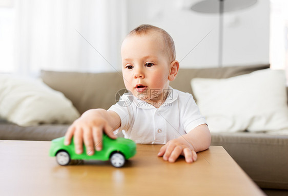童人们的小男孩家里玩玩具车小男孩家玩玩具车图片