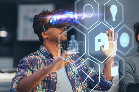 截止日期,增强现实技术创意男子与虚拟耳机VR眼镜全息菜单图标夜间办公室人VR耳机与虚拟接口办公室图片